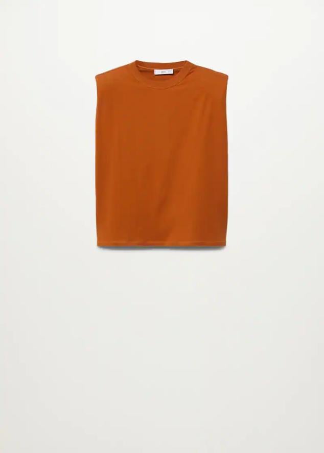 Camiseta básica en color naranja, una de las tonalidades estrella de la temporada. Cuenta con tejido de algodón, cuello redondo y hombreras. Precio: 1,99 euros (antes 15,99 euros).