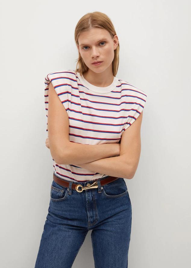 Camiseta con estampado de rayas en azul y rojo y fondo de color blanco. Cuenta con un diseño de hombreras y un tejido de algodón. Precio: 1,99 euros (antes 15,99 euros).