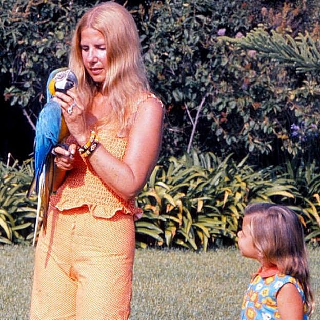 Cayetana, Eugenia y un loro, en el jardín del palacio de Dueñas, en Sevilla. 