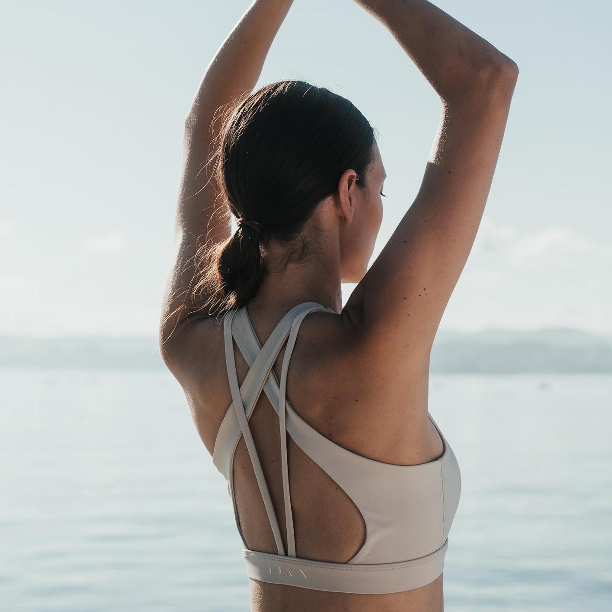 La postura del cuervo es la mejor opción del yoga para fortalecer el core