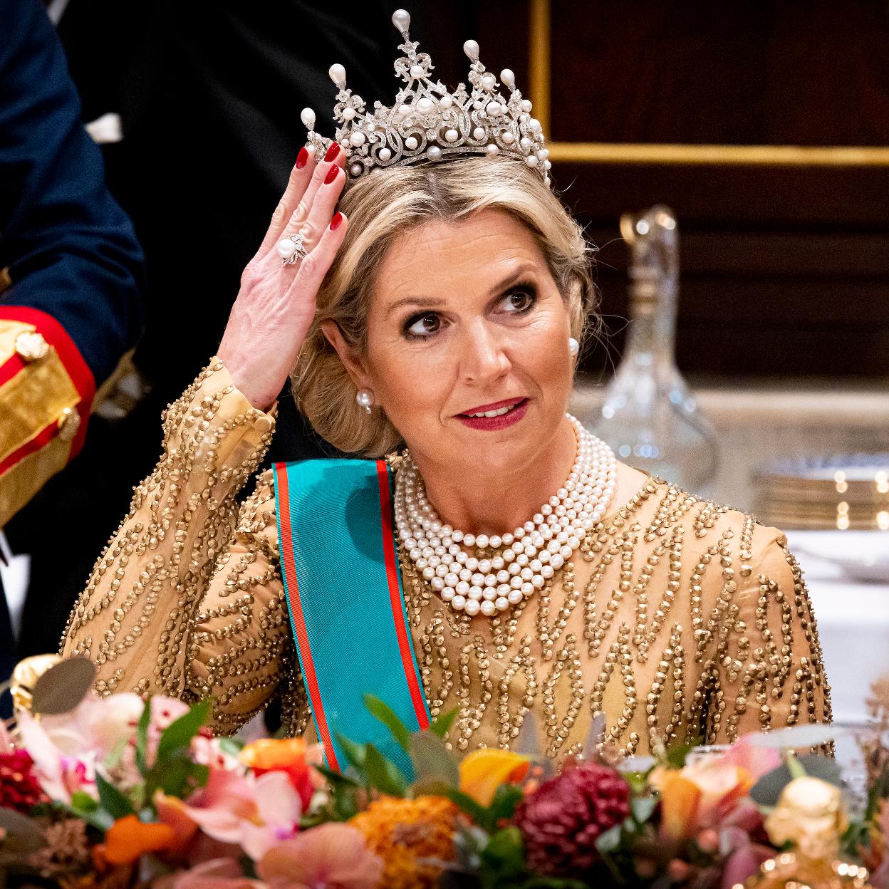 La reina Máxima de los Países Bajos sabe cómo dar espectáculo con la moda y las joyas en sus viajes de Estado internacionales.