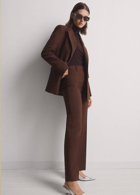 Imagen - Traje con blazer cruzada en marrón tabaco