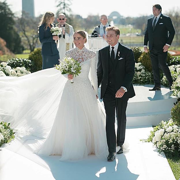 Imagen principal - El vestido de novia de Naomi iba acompañado de un velo con bordados.