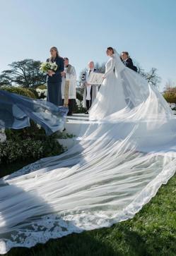 Imagen secundaria 2 - El vestido de novia de Naomi iba acompañado de un velo con bordados.