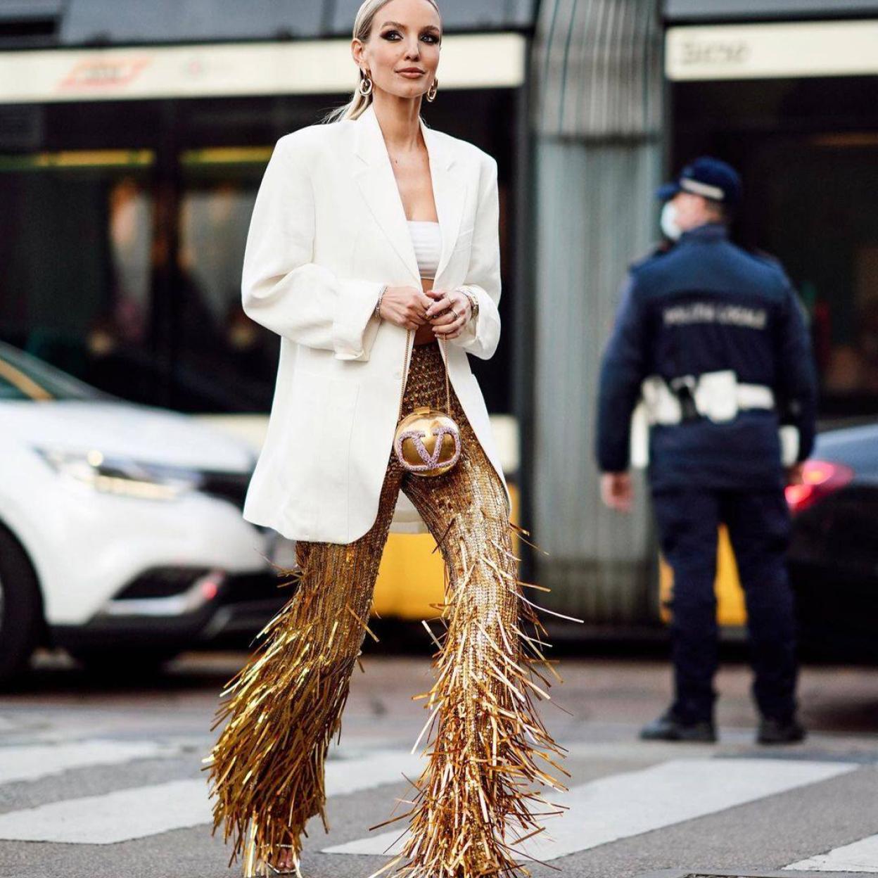 La influencer lleva un look con pantalones de lentejuelas