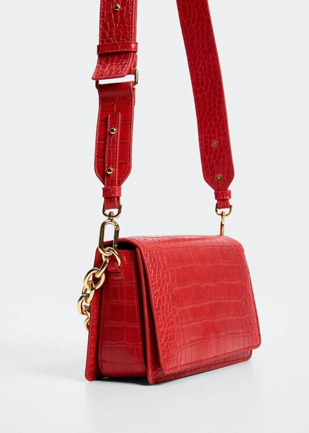 Bolso mediano en tejido de piel de coco con solapa y doble asa bandolera y de cadena dorada, color rojo. Cuesta 22,99 euros, con descuento.