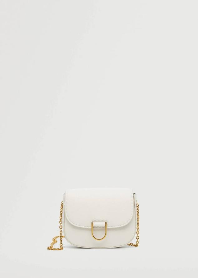 Bolso pequeño con solapa, broche decorativo y asa de cadena dorada, en blanco. Lo comprarás rebajado por 12,99 euros.