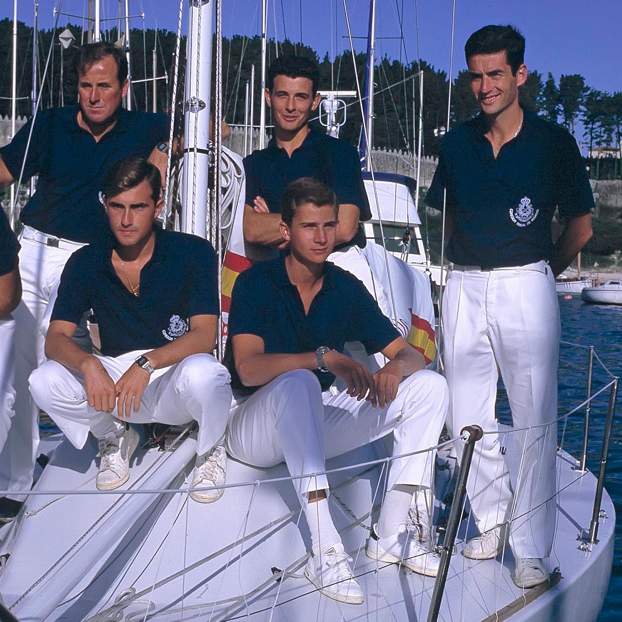 El príncipe Felipe y unos compañeros sobre un barco. 