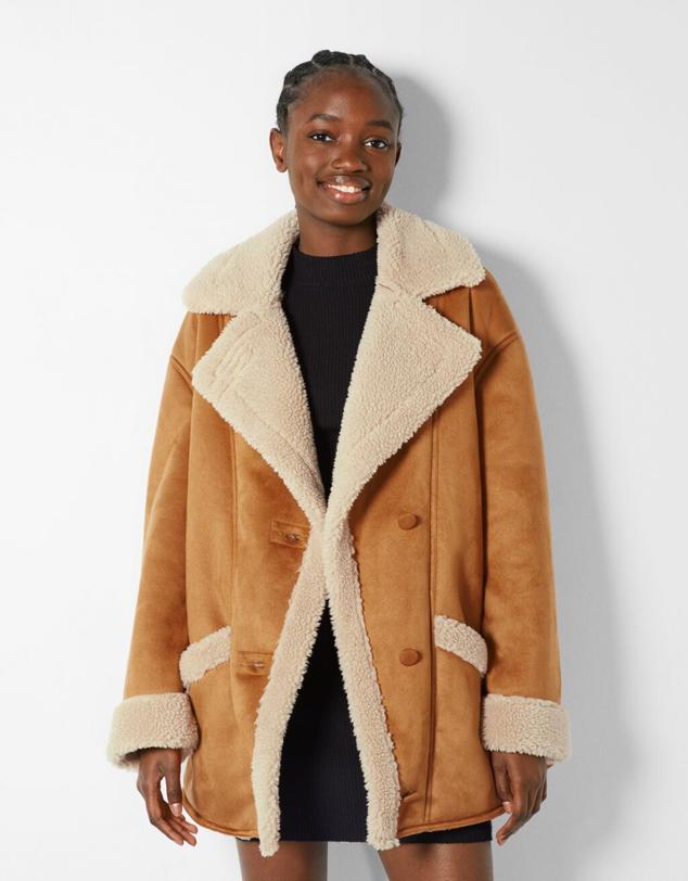 Cazadora de doble faz en color camel con botones centrales. Precio: 24,99 euros (antes 49,99 euros). Cómpralo aquí