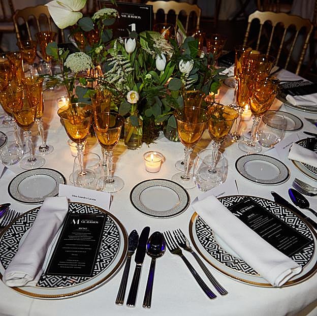 Imagen principal - La cena se sirvió en mesas decoradas con espectaculares centros floreles de Aquileo Flores y detalles únicos como los bajoplatos de tabledeluxe.com y la vajilla de Cashmere. Tras la entrega de los tres oprimeros premios se degustó un menú creado por el chef Ramón Freixa. Y para abrir boca antes de la ceremonia se sirvió un cóctel donde se pudo beber cerveza Heineken.