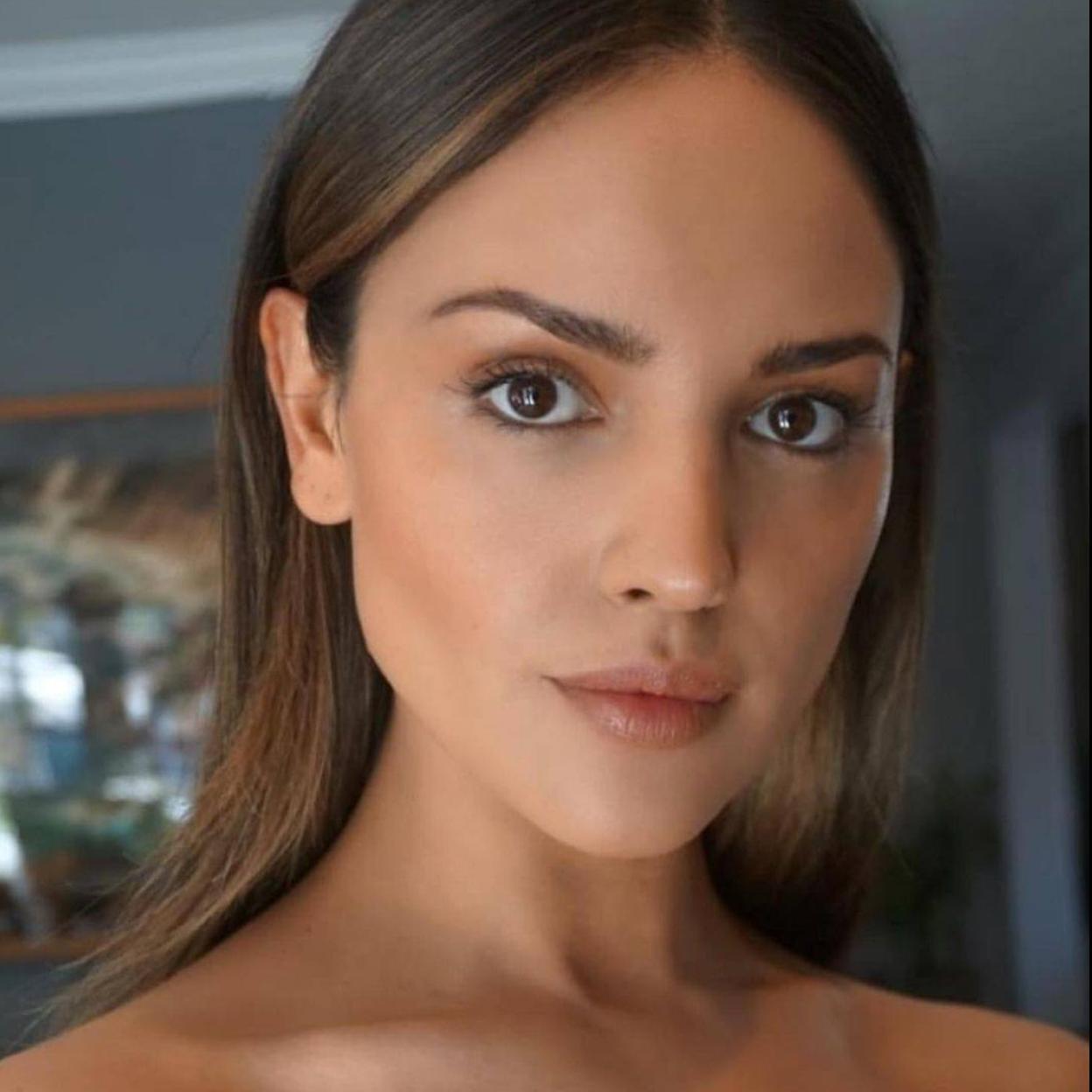 La modelo Eiza González tiene una piel tan tersa como la que construyen estos sérums