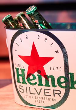 Imagen secundaria 2 - La cena se sirvió en mesas decoradas con espectaculares centros floreles de Aquileo Flores y detalles únicos como los bajoplatos de tabledeluxe.com y la vajilla de Cashmere. Tras la entrega de los tres oprimeros premios se degustó un menú creado por el chef Ramón Freixa. Y para abrir boca antes de la ceremonia se sirvió un cóctel donde se pudo beber cerveza Heineken.