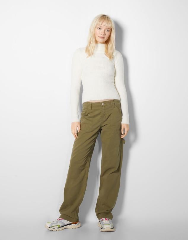 Pantalón estilo cargo con bolsillos laterales, color verde y tor medio. Precio: 18,19 euros (antes 25,99 euros). Cómpralo aquí