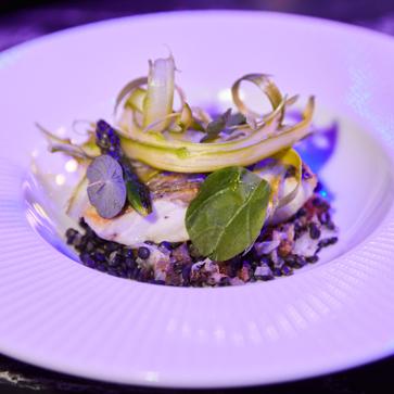 Imagen secundaria 1 - La cena se sirvió en mesas decoradas con espectaculares centros floreles de Aquileo Flores y detalles únicos como los bajoplatos de tabledeluxe.com y la vajilla de Cashmere. Tras la entrega de los tres oprimeros premios se degustó un menú creado por el chef Ramón Freixa. Y para abrir boca antes de la ceremonia se sirvió un cóctel donde se pudo beber cerveza Heineken.