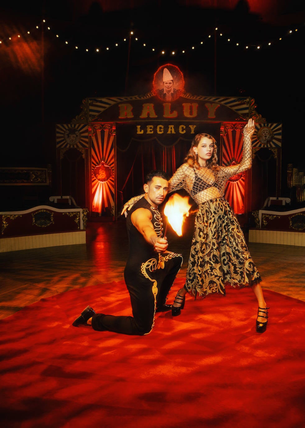 Vestido, top y pendiente, todo de Dior. Los zapatos son de Del Core.