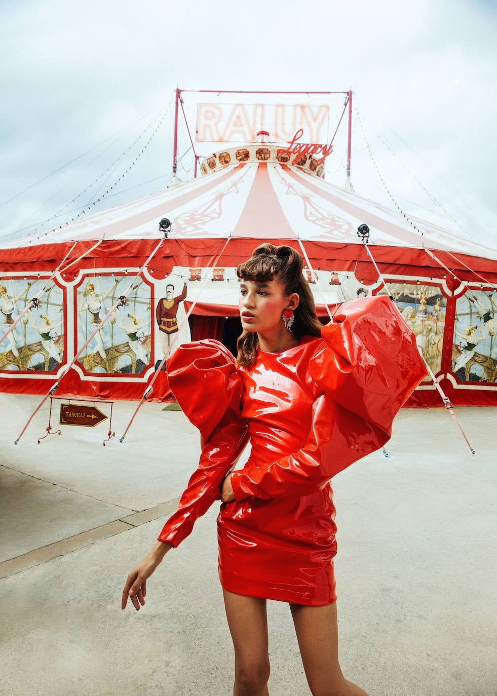 Vestido de PVC, de Dolce&Gabbana; y pendientes con forma de corazón, de Kiwipomelo.