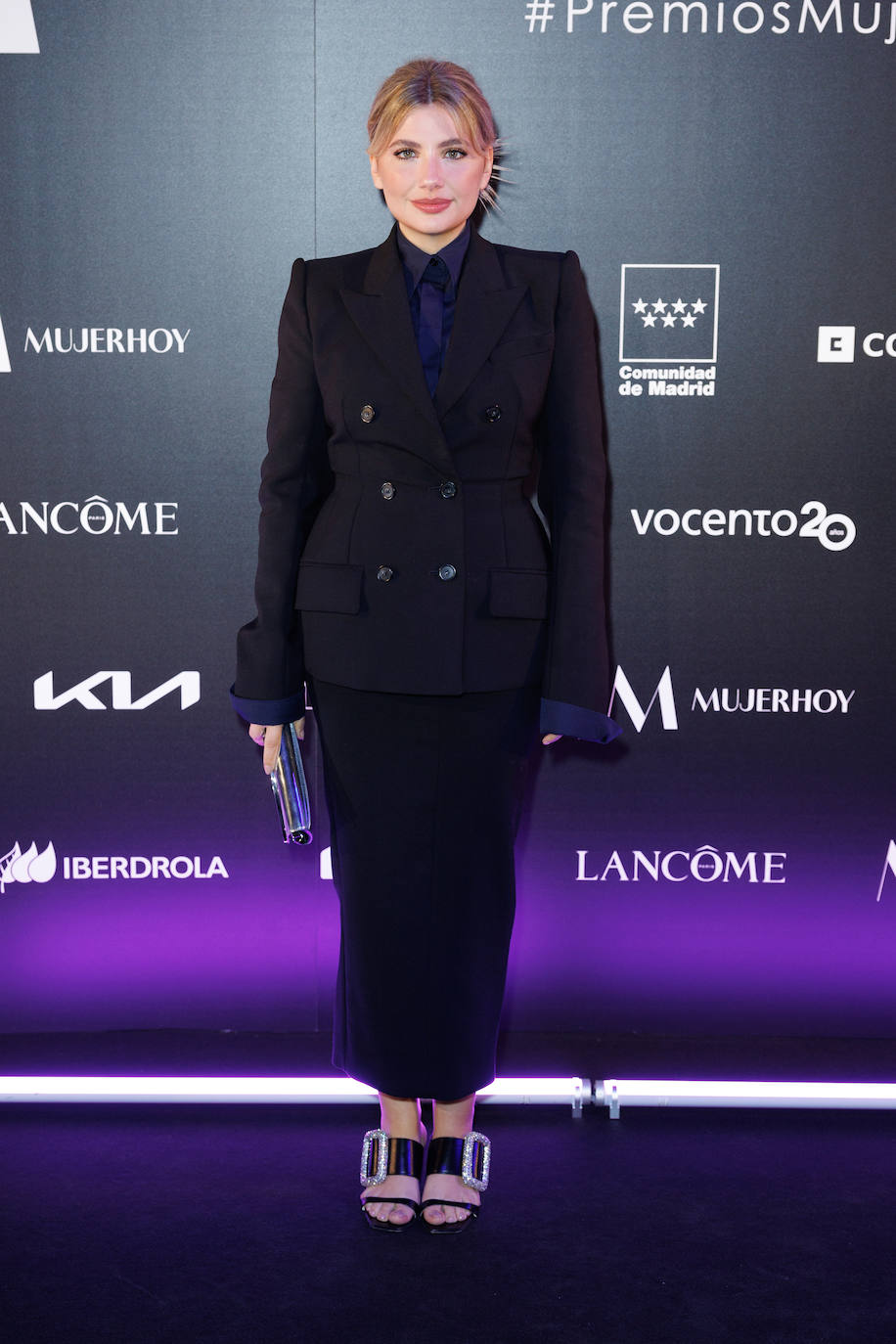 La actriz Miriam Giovanelli con total look de Sportmax, sandalias de Roger Vivier y bolso de Diesel.