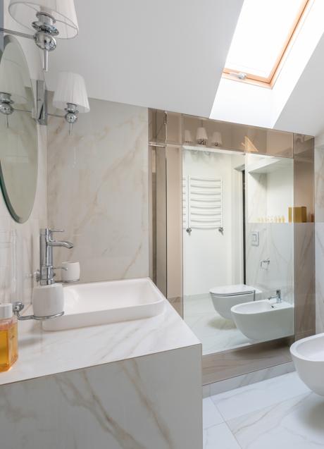 Imagen - Los espejos reflejan la luz y multiplican visualmente el tamaño de la estancia/PEXELS