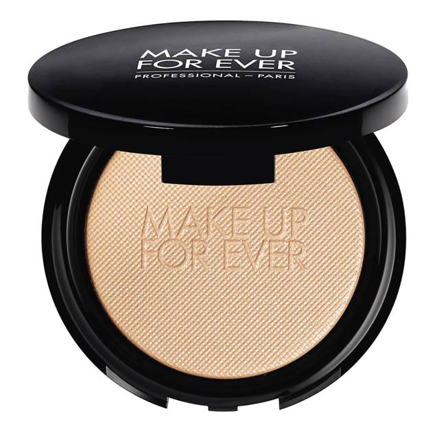 Pro Glow Highlighter Powder de Make Up For Ever ofrece un brillo sutil y edificable con sus finísimos polvos que se deslizan suavemente por la piel para dejar una sensación sedosa y resplandeciente con un brillo dorado. Cómpralo aquí