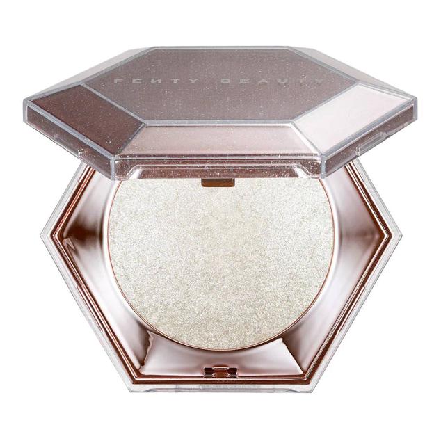Diamond Bomb All-Over Diamond Veil de Fenty Beauty proporciona el brillo más intenso de diamante, con su fórmula 3D en polvo y gel flexible, con el resplandor del cristal para un efecto luminosidad de rocío, muy potente. Cómpralo aquí