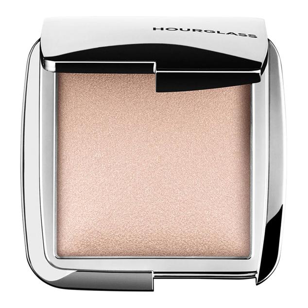 Ambient Strobe Lighting Powder de Hourglass es uno de los iluminadores de culto de famosas y maquilladores por su tacto sedoso super ligero y natural y su luz ambiental que se funde con la piel para que parezca que emerge del interior, sin resultar evidente, parchear o tener acabado metálico. Cómpralo aquí