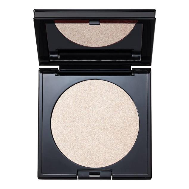 Skin Fetish Divine Glow de Pat McGrath está formulado por la famosa maquilladora con el objetivo de obtener un glow de estrella de cine. Es un polvo compacto radiante con miniperlas y aceites vegetales que se ve imperceptible, suave y reflectante para un efecto glass skin. Cómpralo aquí