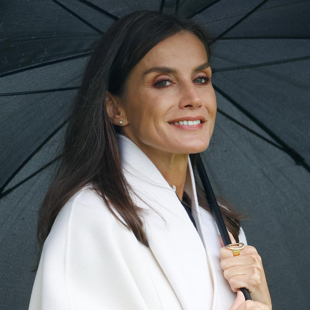 La reina Letizia con un paraguas.