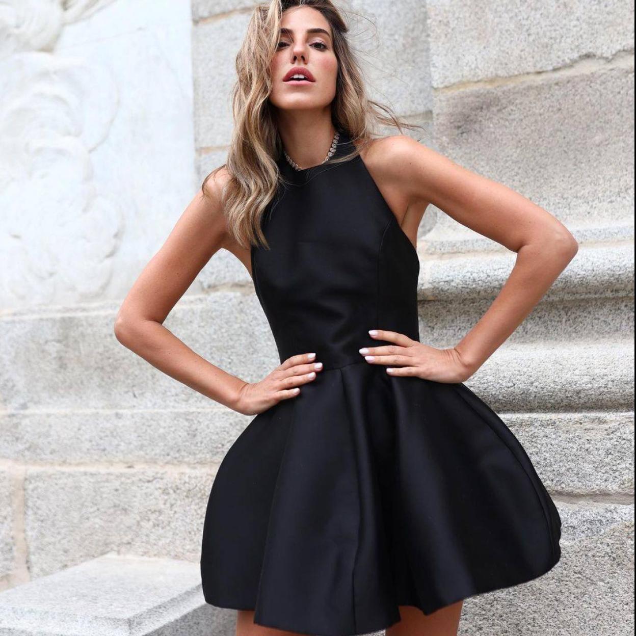 La influencer lleva un elegante little black dress