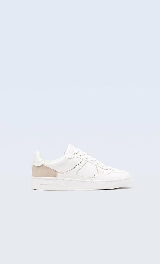 Deportivas con puntera redonda perforada, cierre de cordones y detalles de piezas a combinación, de Stradivarius. Cómpralas por 19,99 euros.