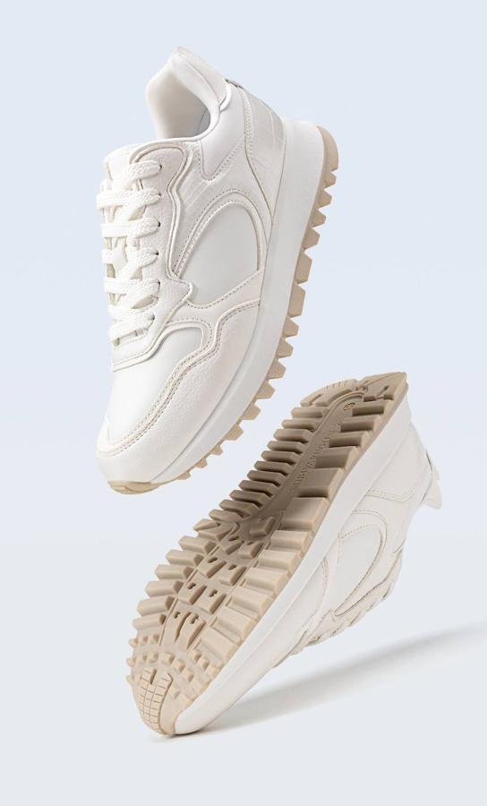 Deportivas con detalle de piezas en efecto piel de coco, suela gruesa dentada y cierre de cordones, de Stradivarius. Cuestan 29,99 euros.