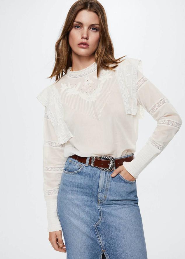 Blusa de algodón con cuello perkins, manga larga y detalle de aplicación de paneles y bordados, de Mango. Cómprala por 59,99 euros.