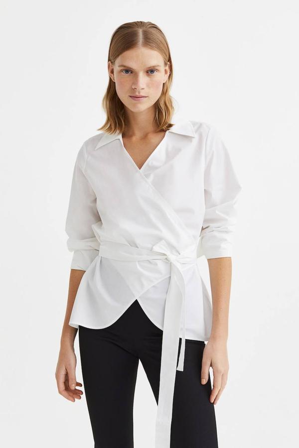 Blusa de algodón con diseño cruzado, cuello solapa, manga larga y cinturón de lazada a juego, de H&M. Está disponible por 29,99 euros.