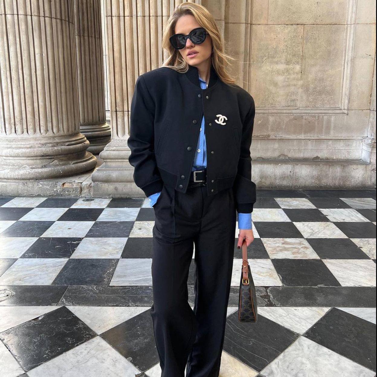 La influencer lleva un look con chaqueta bomber oversize negra de Zara