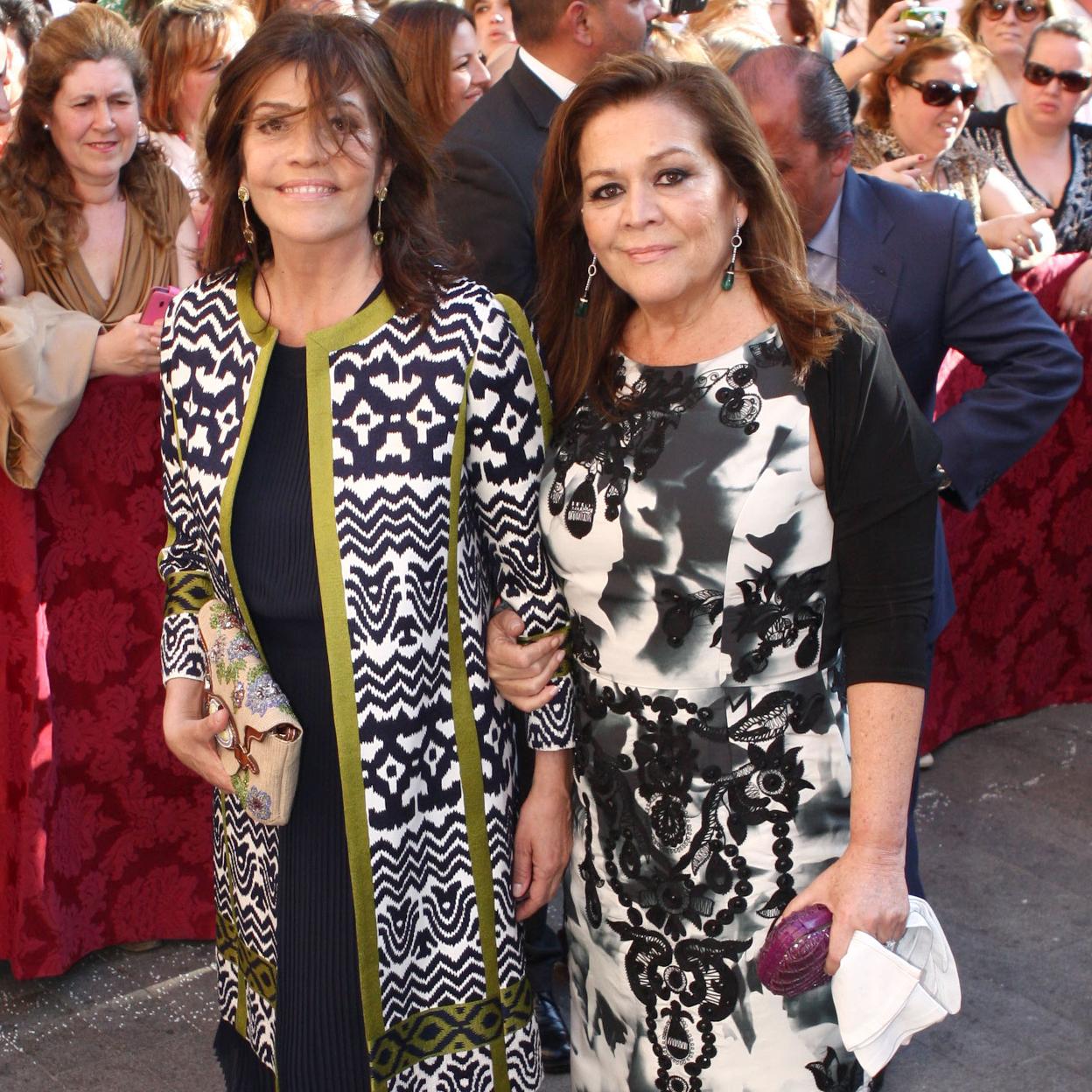 Montse Fraile, la esposa de José María García, es la amiga que estuvo al lado de Carmen Tello cuando Curro Romero suspendió su boda. En la foto, con su hermana María. 