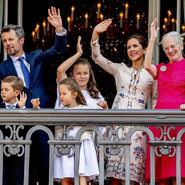 La familia real de Dinamarca (la reina Margarita, el príncipe Federico, Mary Donaldson y sus hijos) saluda desde un balcón. 