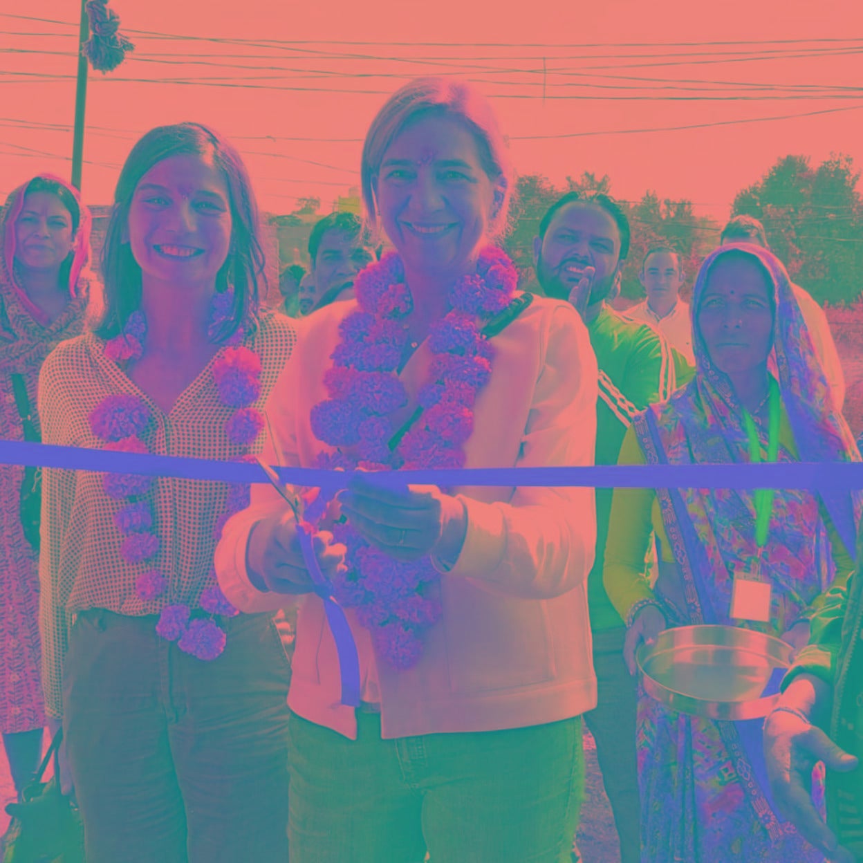 La infanta Cristina se mostró exultante durante su viaje a India, donde visitó varios emprendimientos locales patrocinados por La Caixa. 