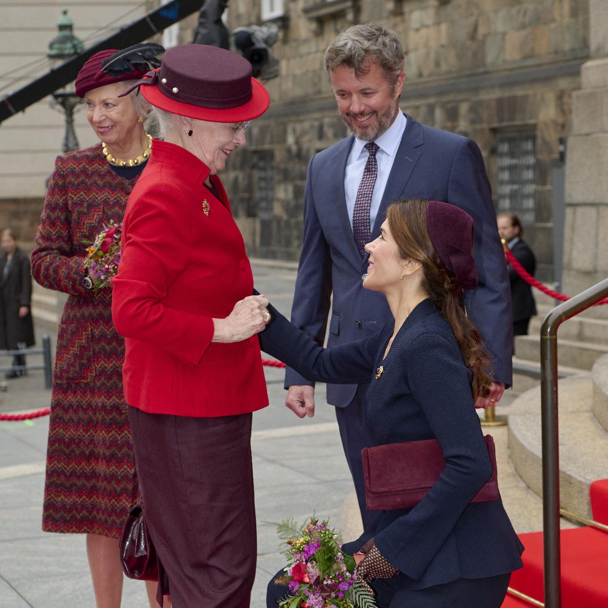 Mary Donaldson hace una reverencia a su suegra, Margarita III.