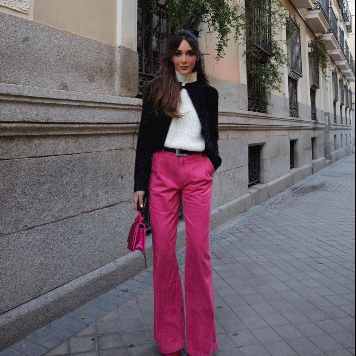 La influencer lleva un look con pantalones rosa fucsia