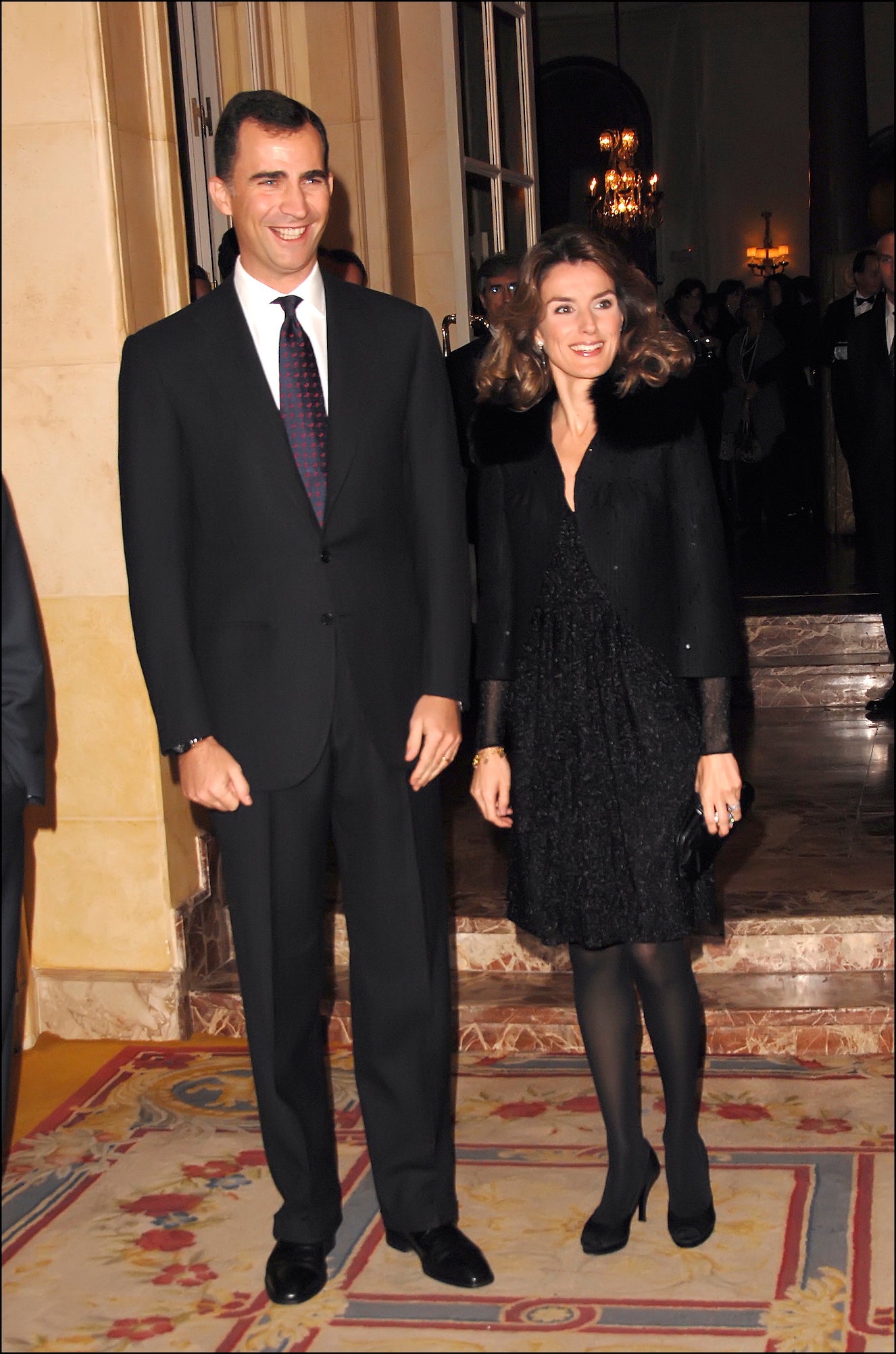 Muchas cosas han cambiado desde esta aparición de la reina en los Premios Francisco Cerecedo, no solo en su rostro sino en su melena: hace tiempo que desterró unos ondulados que echan años encima. Esta combinación de minivestido y chaqueta tampoco era para tirar cohetes. 