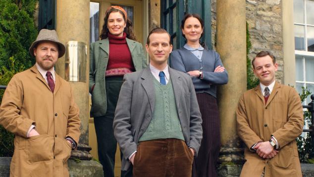 La serie más entrañable de la ficción británica regresa con una tercera entrega ambientada en 1939. Tristan ya es un veterinario calificado y James entra en una nueva etapa de su vida con Helen. Sin embargo, con la II Guerra Mundial a la vuelta de la esquina todos deberán plantearse su papel en Darrowby y su futuro más próximo. 