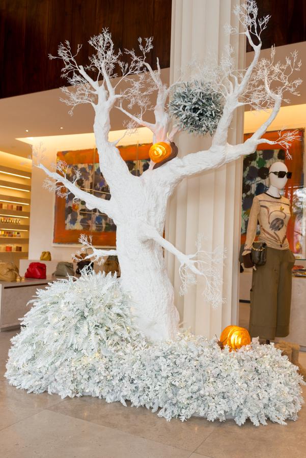 Loewe apuesta por la blanca navidad y presenta un árbol invertido, frondoso a los pies y con un elemento creativo y original, los caracoles invernales.