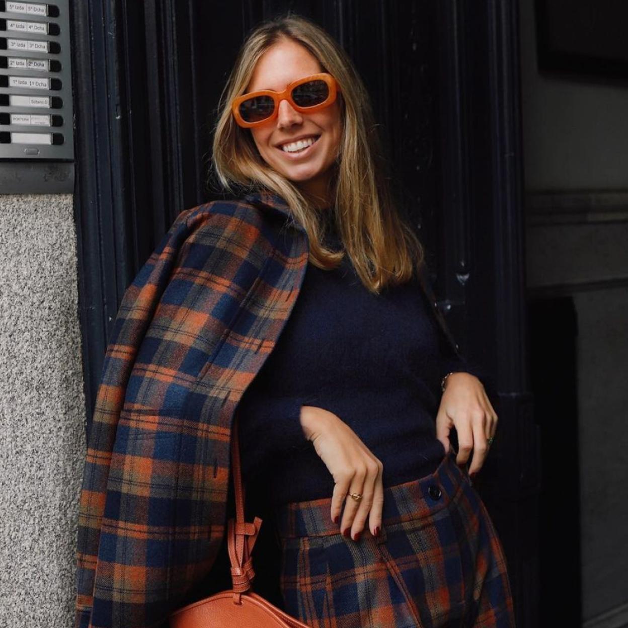 Lucía Bárcena con el traje de cuadros de Sézane.
