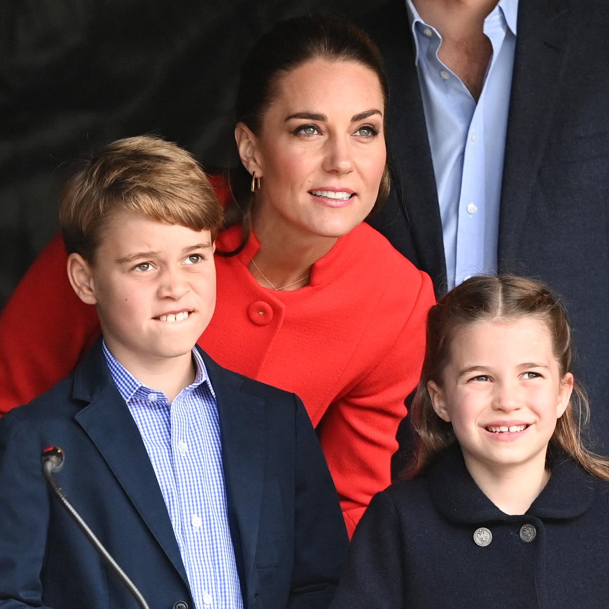 Kate Middleton y sus hijos Jorge y Charlotte.