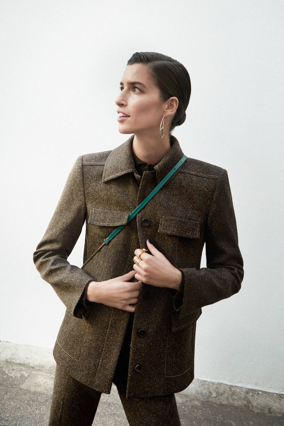 Traje de chaqueta y pantalón de Woman Limited y jersey de Lloyd’s, ambos en El Corte Inglés. El bolso es de Bvlgari y los pendientes y los anillos, de Hermès. 