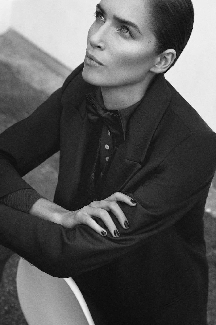 Americana, jersey y pantalón, todo de El Corte Inglés. La pajarita es de Mirto.