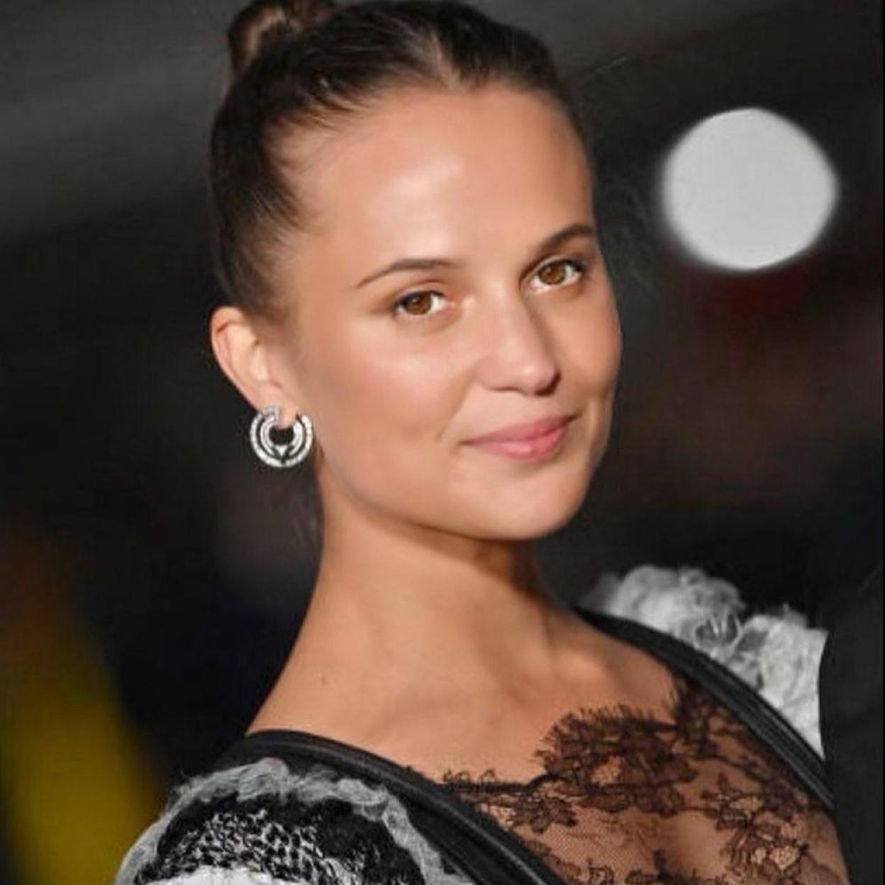 Presume de la piel sedosa de la actriz Alicia Vikander con estos aceites antiedad