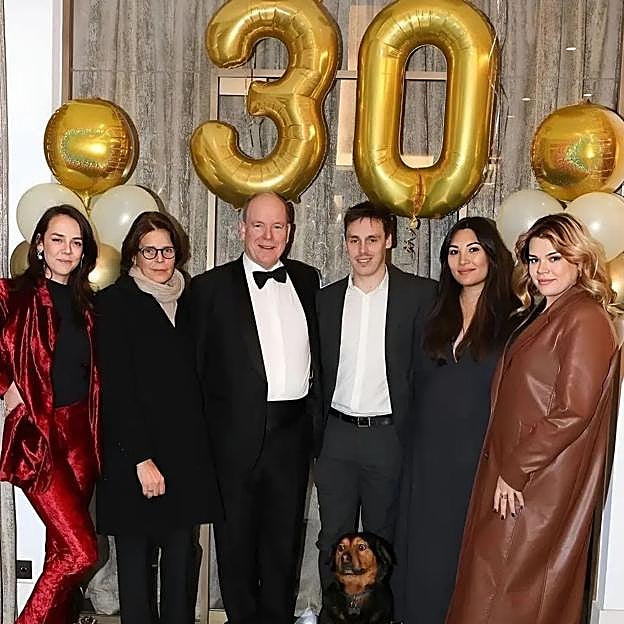 Louis Ducruet posa con su esposa, sus hermanas Paulina y Camille, su madre, la princesa Estefanía, y su tío, el príncipe Alberto, en el día de su cumpleaños. 