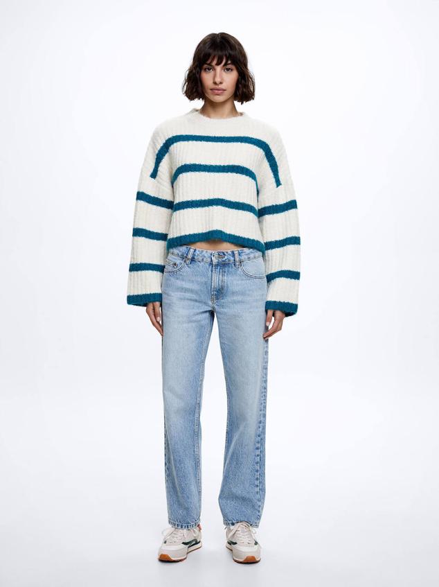 Jersey en tejido de punto grueso con cuello redondo, manga larga y estampado de rayas blanco y azul. Cuesta 32,99 euros.