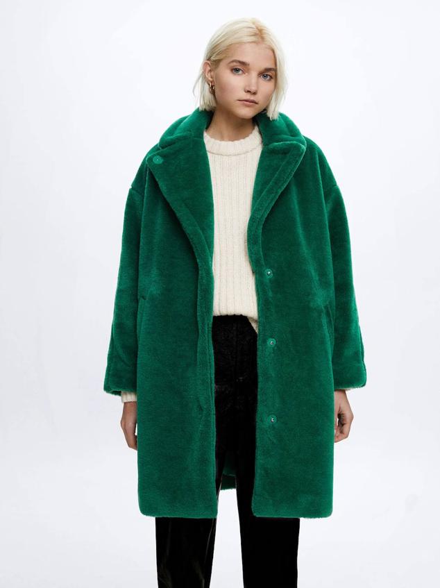 Abrigo en tejido efecto pelo con corte relajado, manga larga, cuello solapa, bolsillos y cierre de botones a presión, en verde. Cómpralo a 59,99 euros.