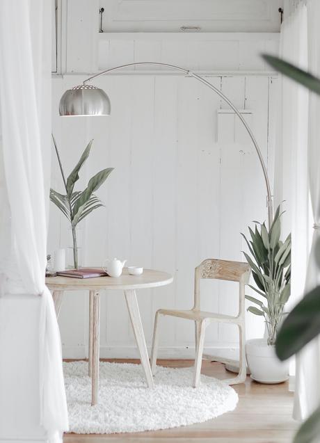 Imagen - Habitación luminosa decorada al estilo nórdico en colores blancos y madera y con elementos naturales/UNSPLASH